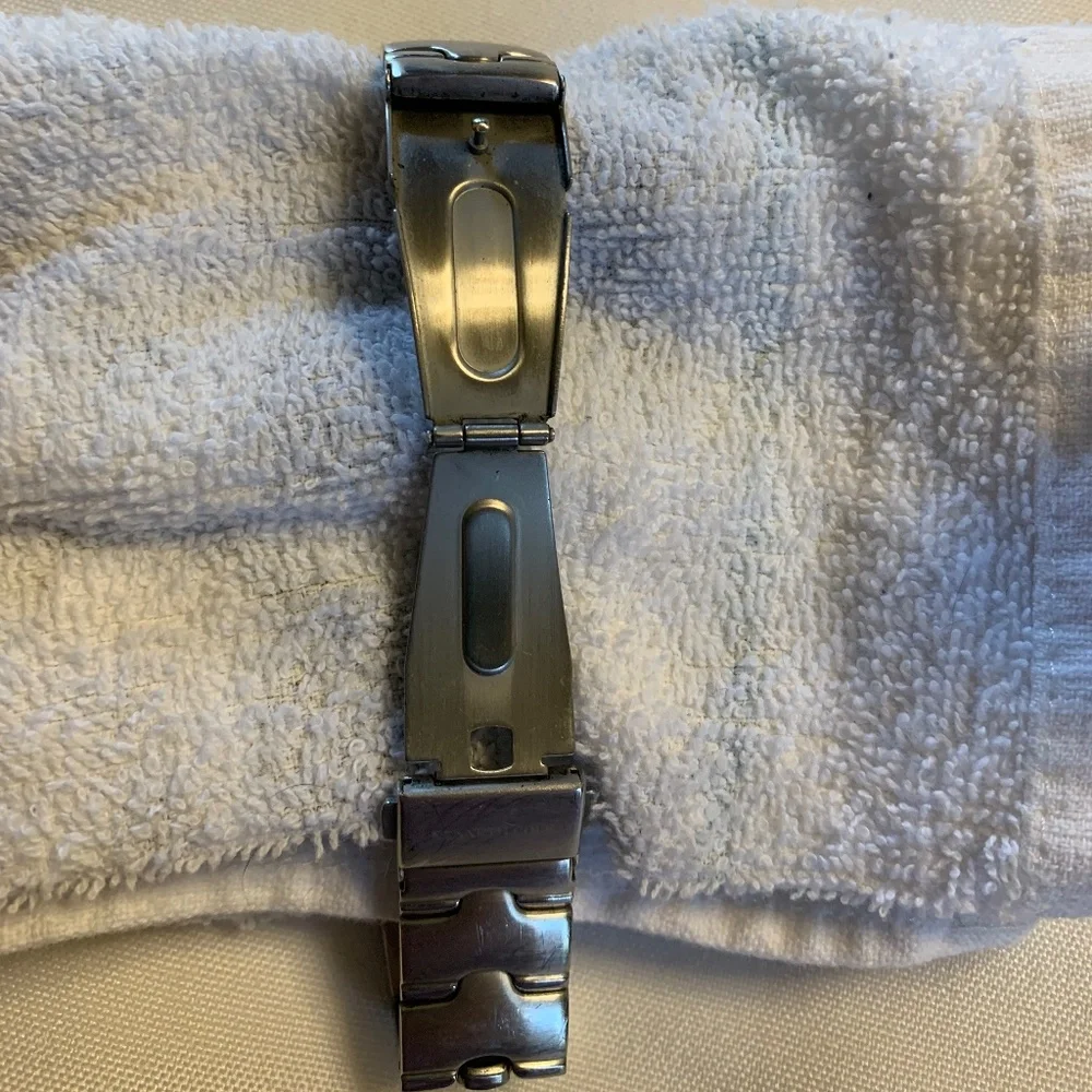 Working Kenneth Cole New York Men’s Silver Tone Watch with New Brand Batteries!